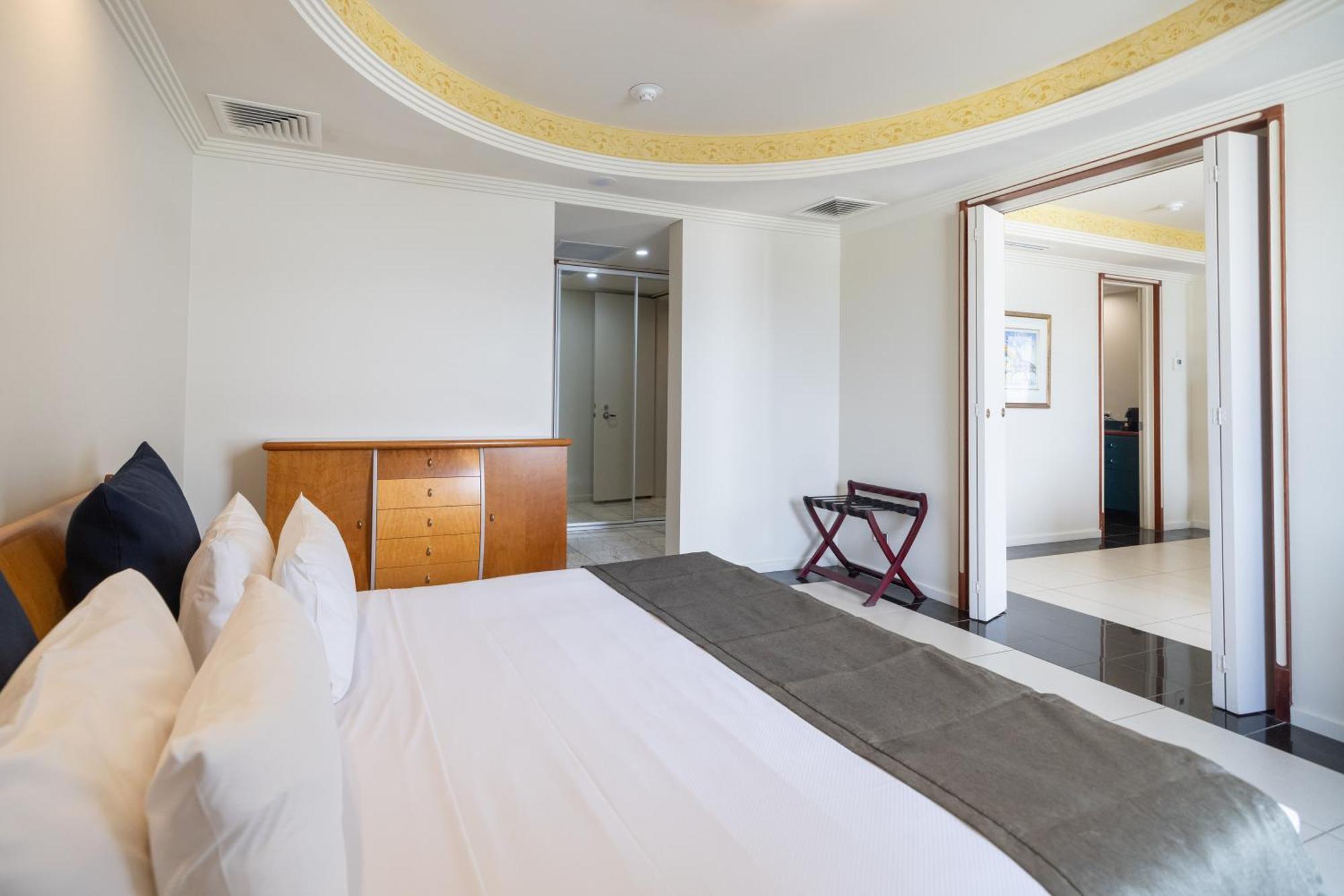 Mindil Beach Casino Resort Darwin Extérieur photo A bedroom at the hotel