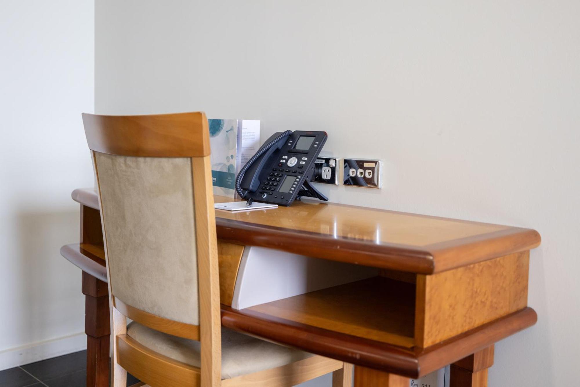 Mindil Beach Casino Resort Darwin Extérieur photo A desk with a telephone