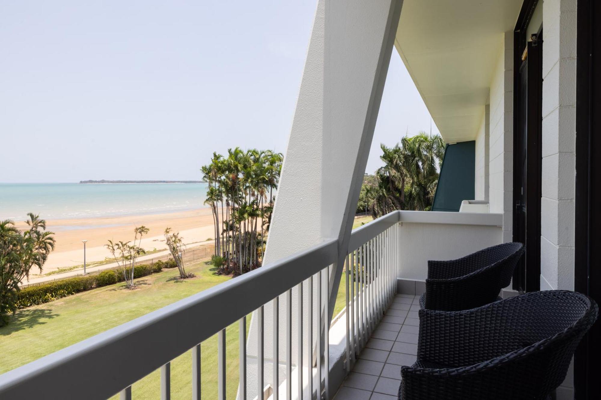 Mindil Beach Casino Resort Darwin Extérieur photo A balcony