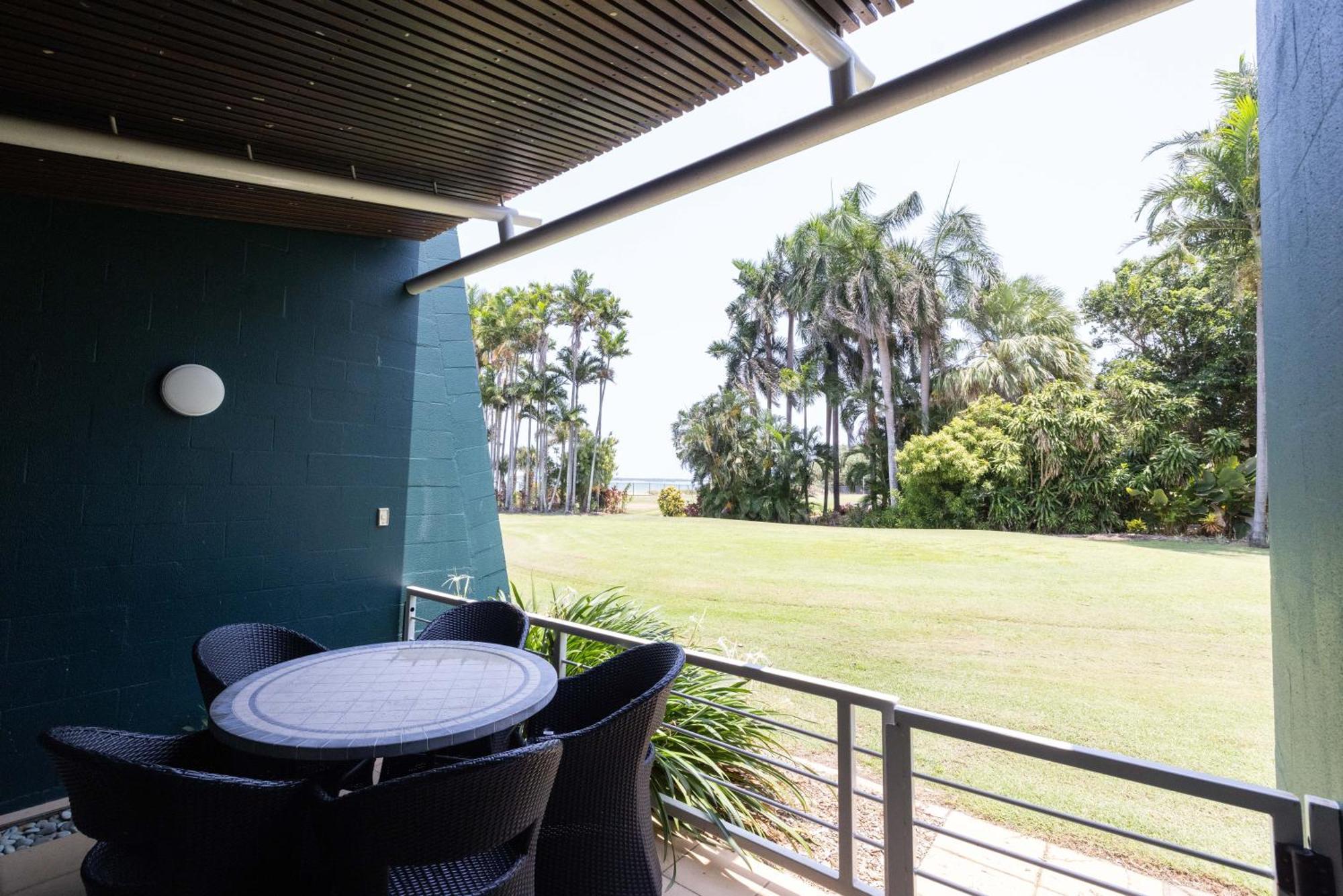Mindil Beach Casino Resort Darwin Extérieur photo A balcony at the Village