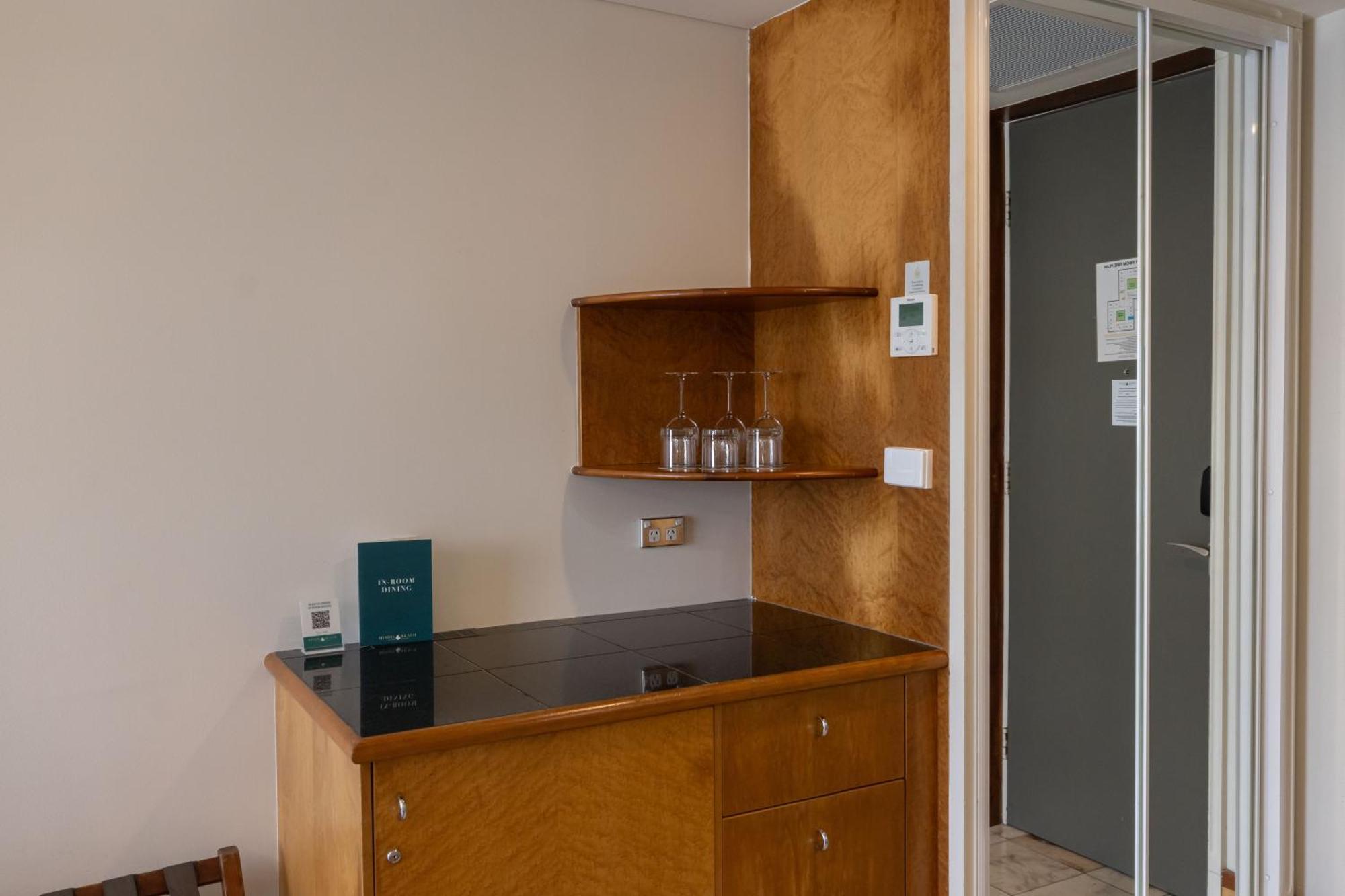 Mindil Beach Casino Resort Darwin Extérieur photo A kitchenette in a hotel room