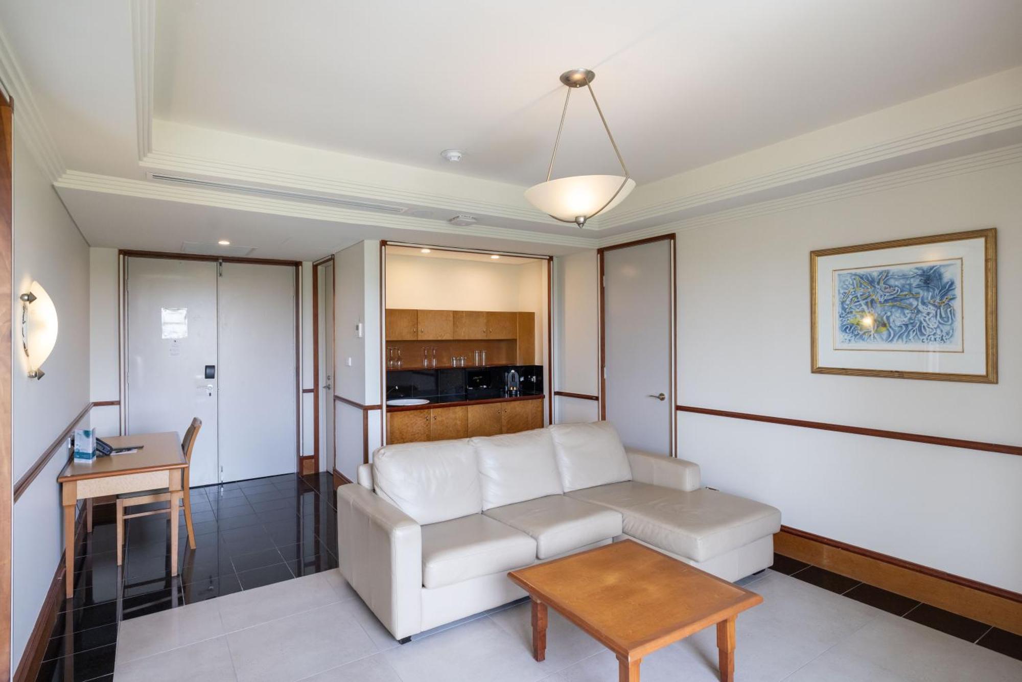 Mindil Beach Casino Resort Darwin Extérieur photo A living room in a typical apartment