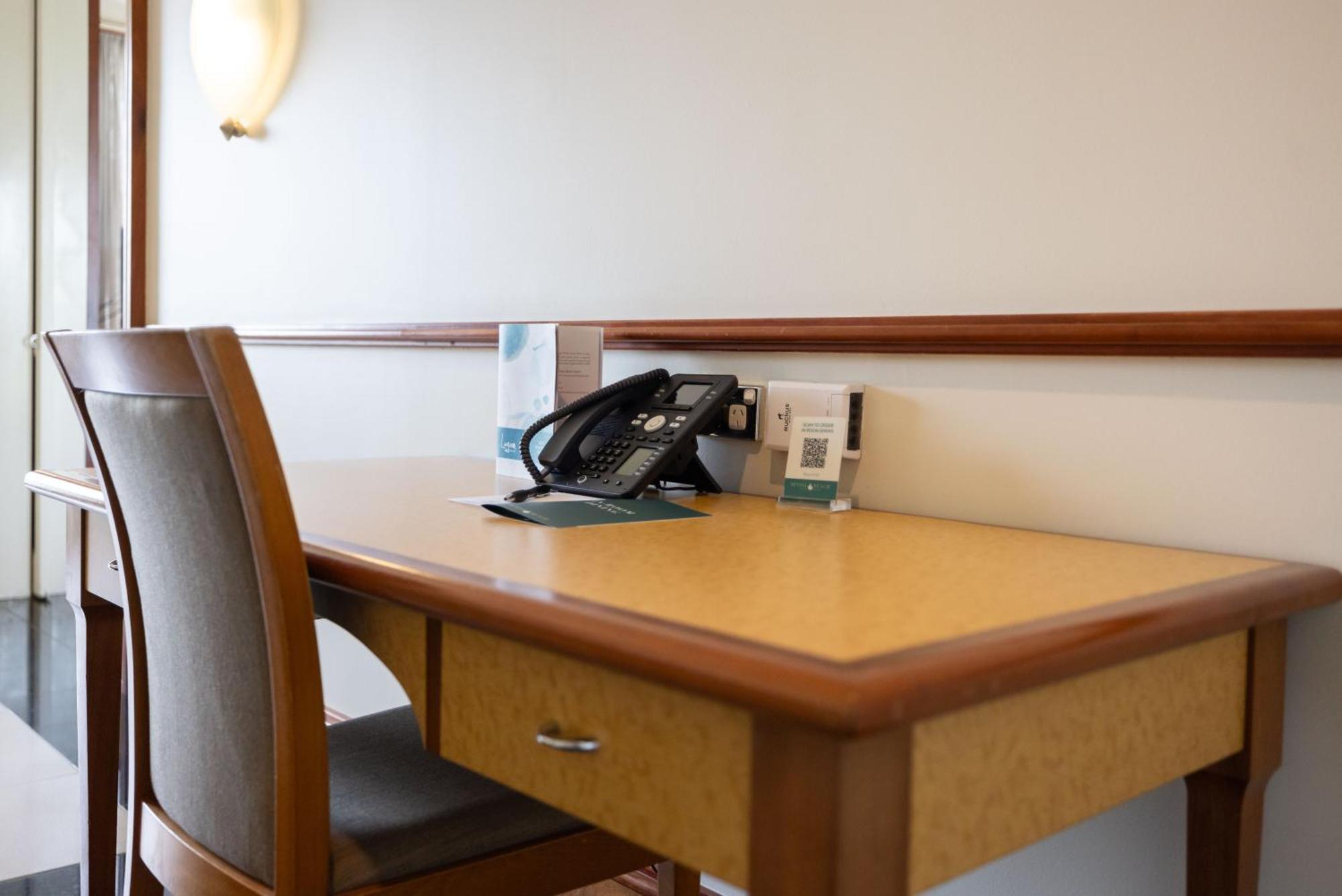 Mindil Beach Casino Resort Darwin Extérieur photo A desk with a telephone