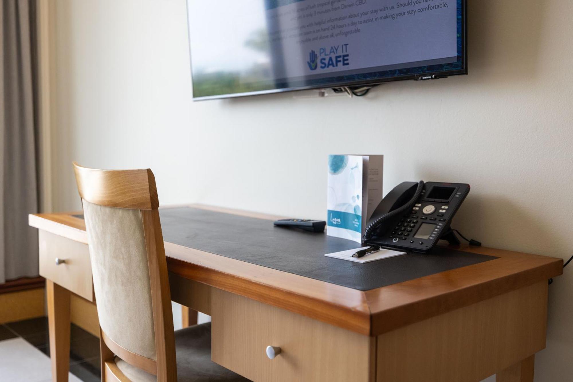 Mindil Beach Casino Resort Darwin Extérieur photo A hotel room with a TV and telephone