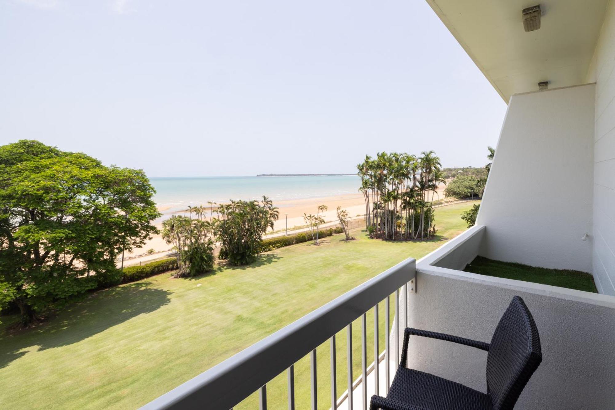 Mindil Beach Casino Resort Darwin Extérieur photo A balcony
